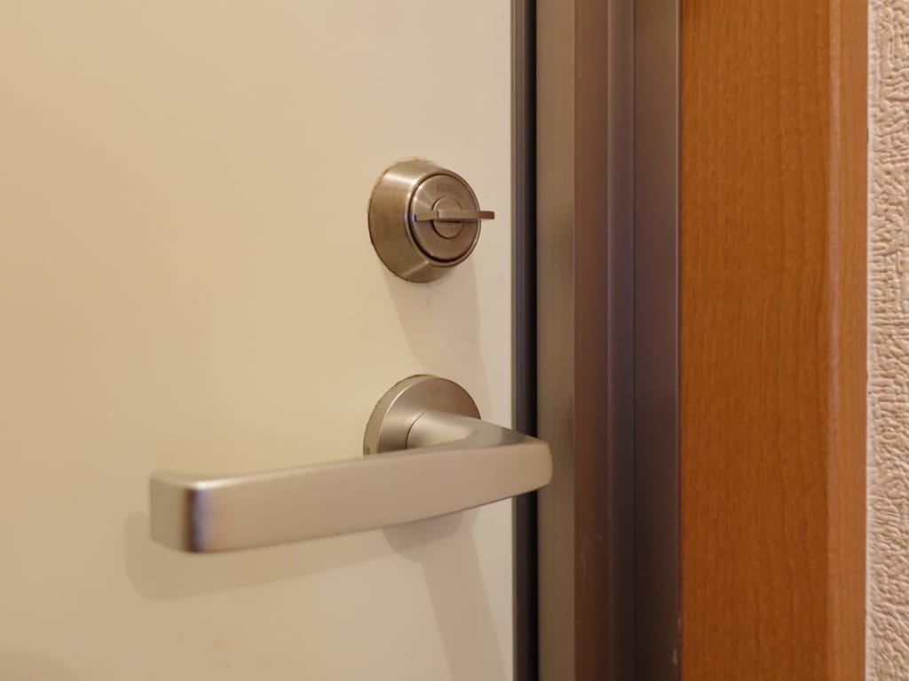 玄関ドアの施錠のイメージ