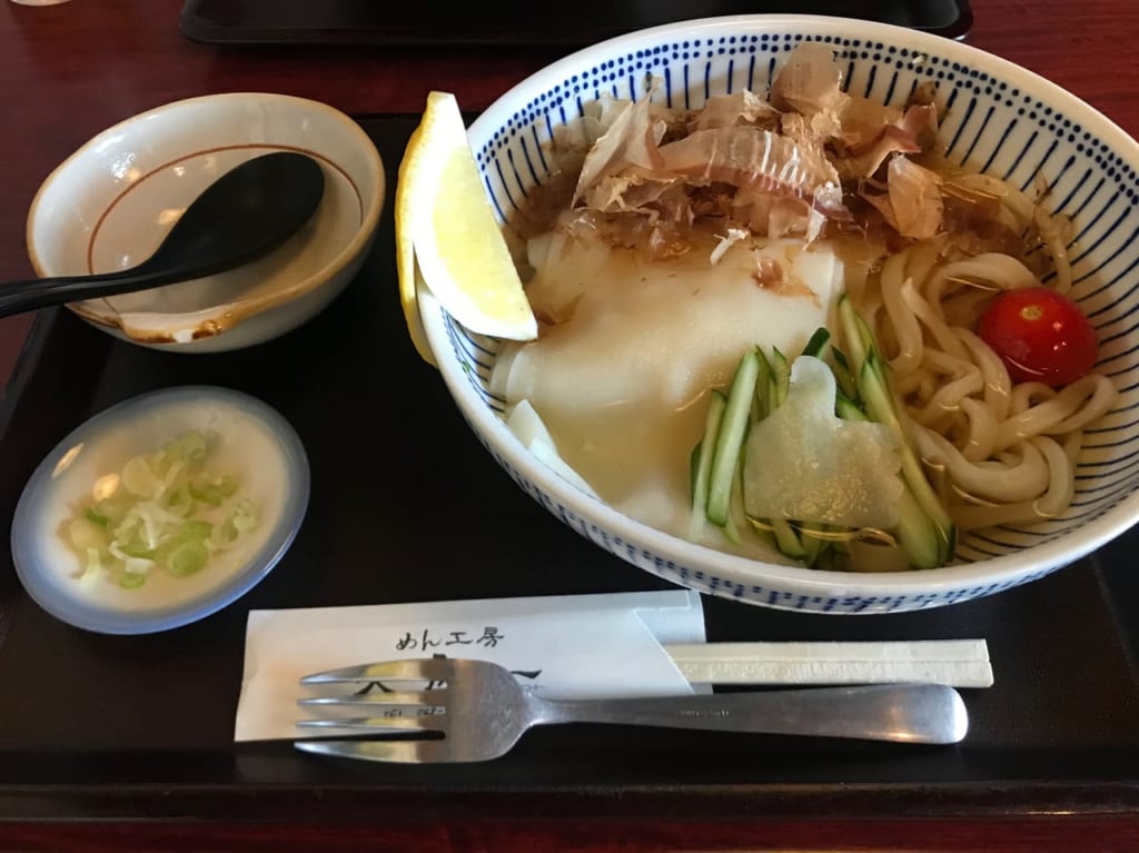 久良一の冷製川幅うどん