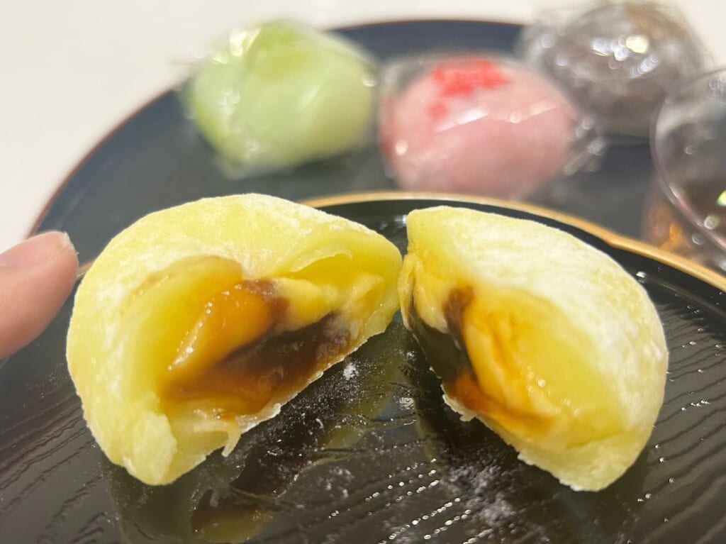ぷりん大福を割ったところ