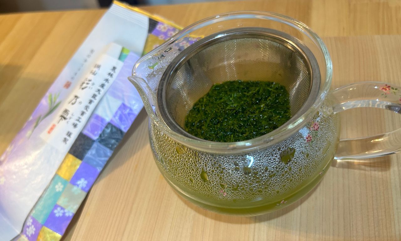 開く茶葉