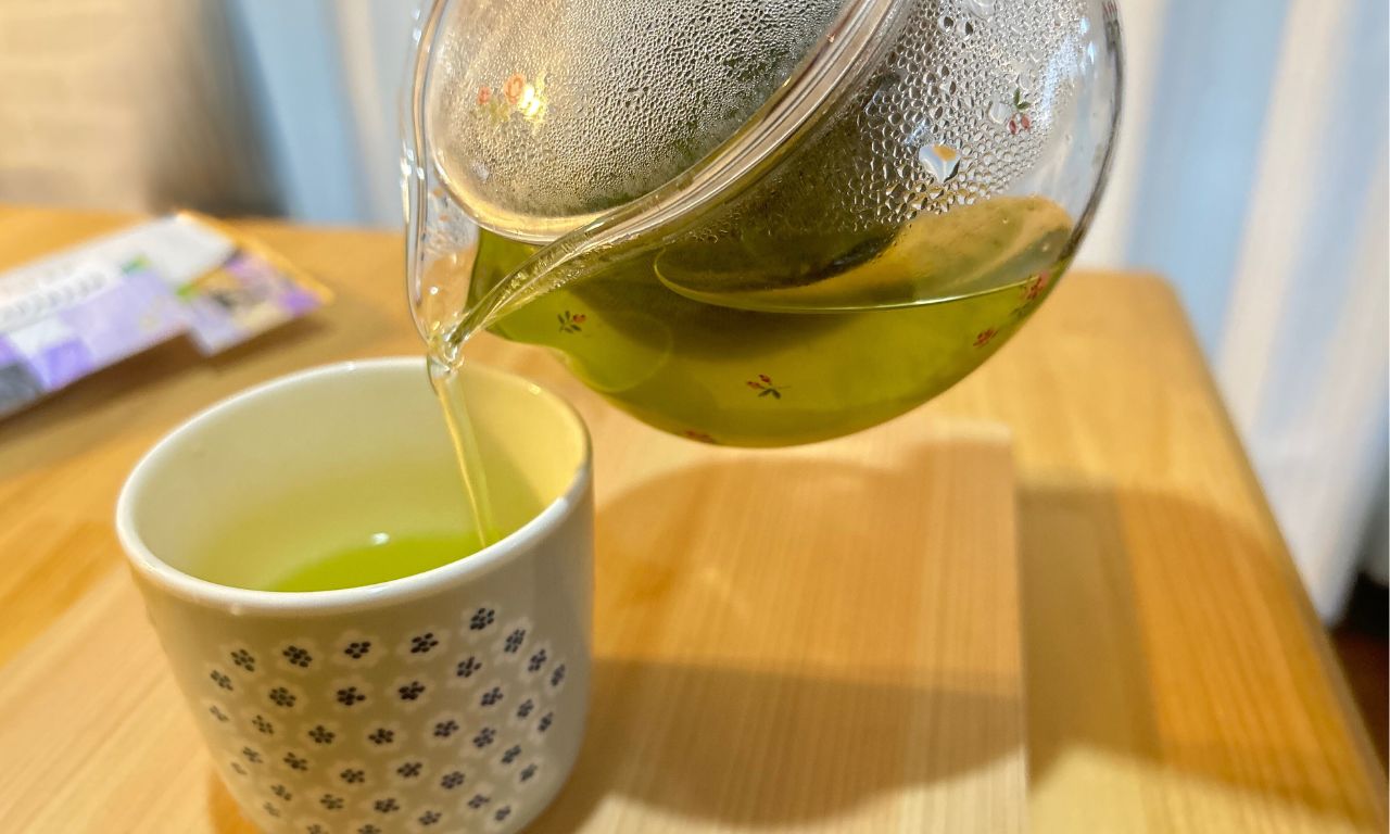 注ぐ茶