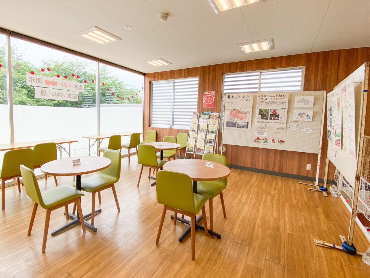 ＆greenCAFEの2階で開催されている北本トマトパネル展