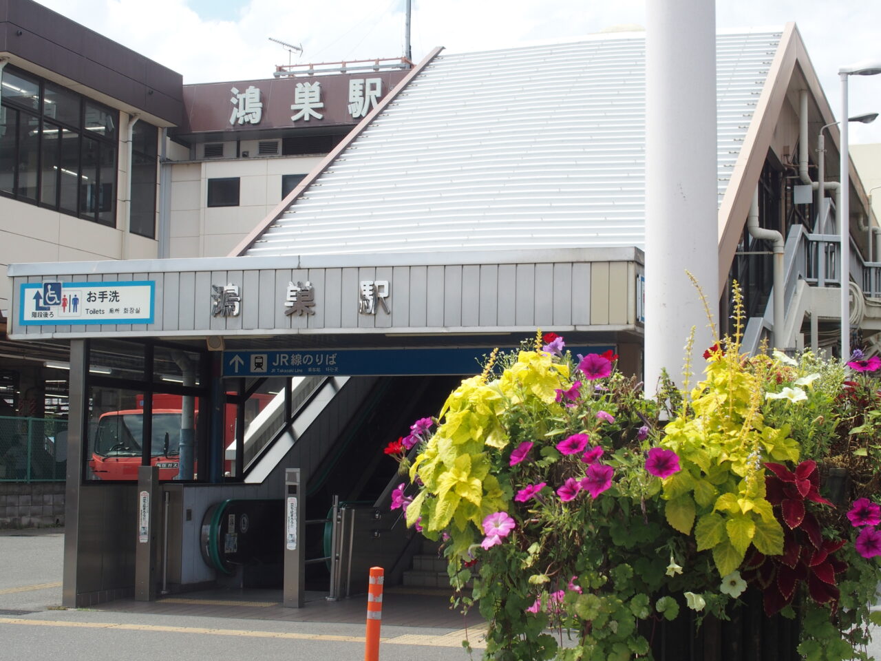 鴻巣駅東口と街路灯の花鉢