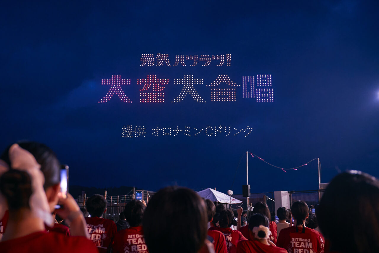 こうのす花火大会のドローンショーオロナミンC