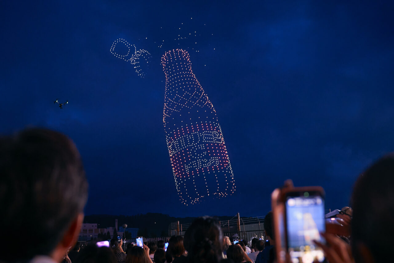 こうのす花火大会のドローンショーオロナミンC