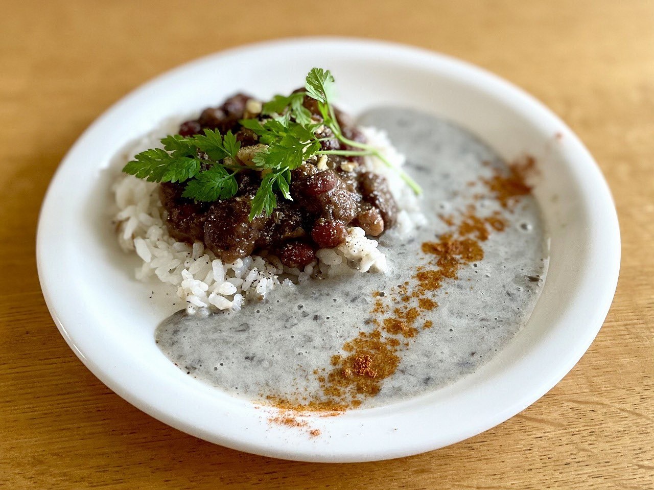 カレー探検家いよちゃんの「北本縄文デーノタメカレー」 プレスリリースより